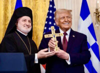 Архиепископ Елпидофор подарил Президенту Трампу Святой Крест
