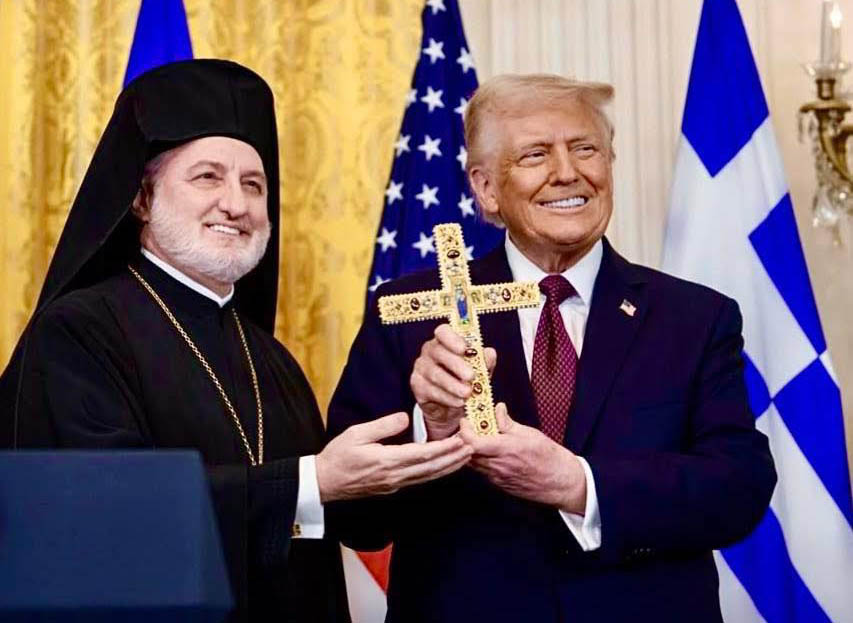 Архиепископ Елпидофор подарил Президенту Трампу Святой Крест