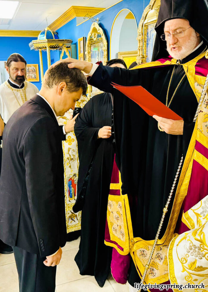 Архиепископ Елпидофор вручил наивысшую награду Архиепископии основателю храма «Живоносный Источник» Ивану Беля